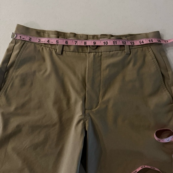 Vineyard Vines Performance Breaker Shorts Tan Flat Front Men’s Size 32 Waist - Picture 4 of 11